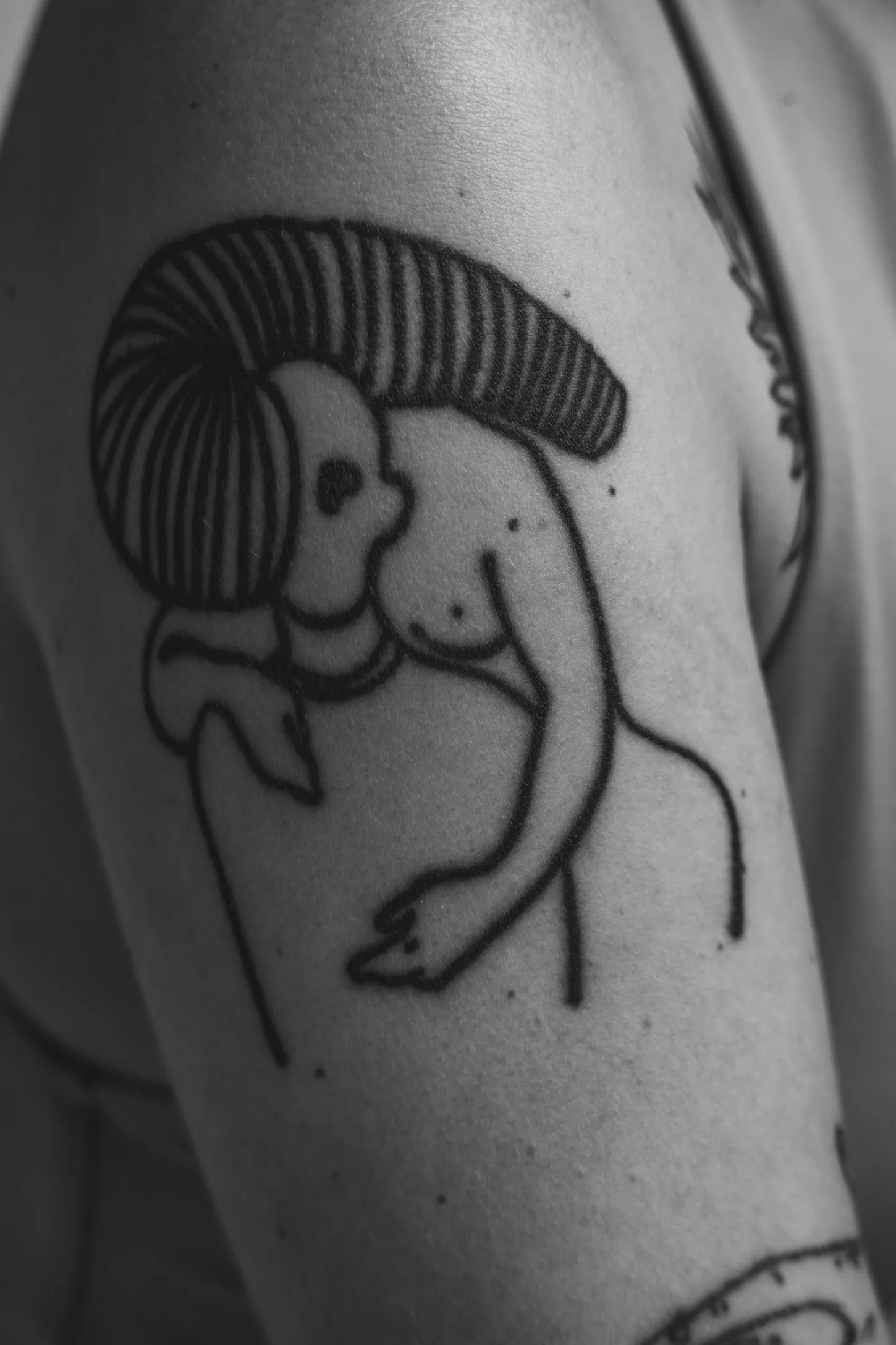 Personaj ilustrativ în linie groasă, pe braț