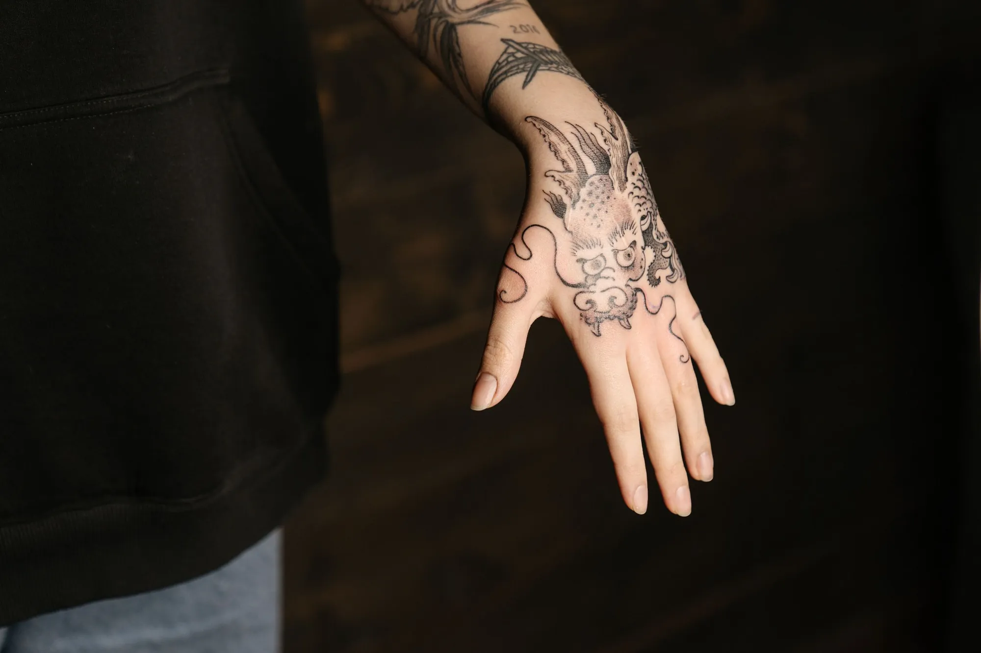 Ornament fin tatuat pe dosul palmei