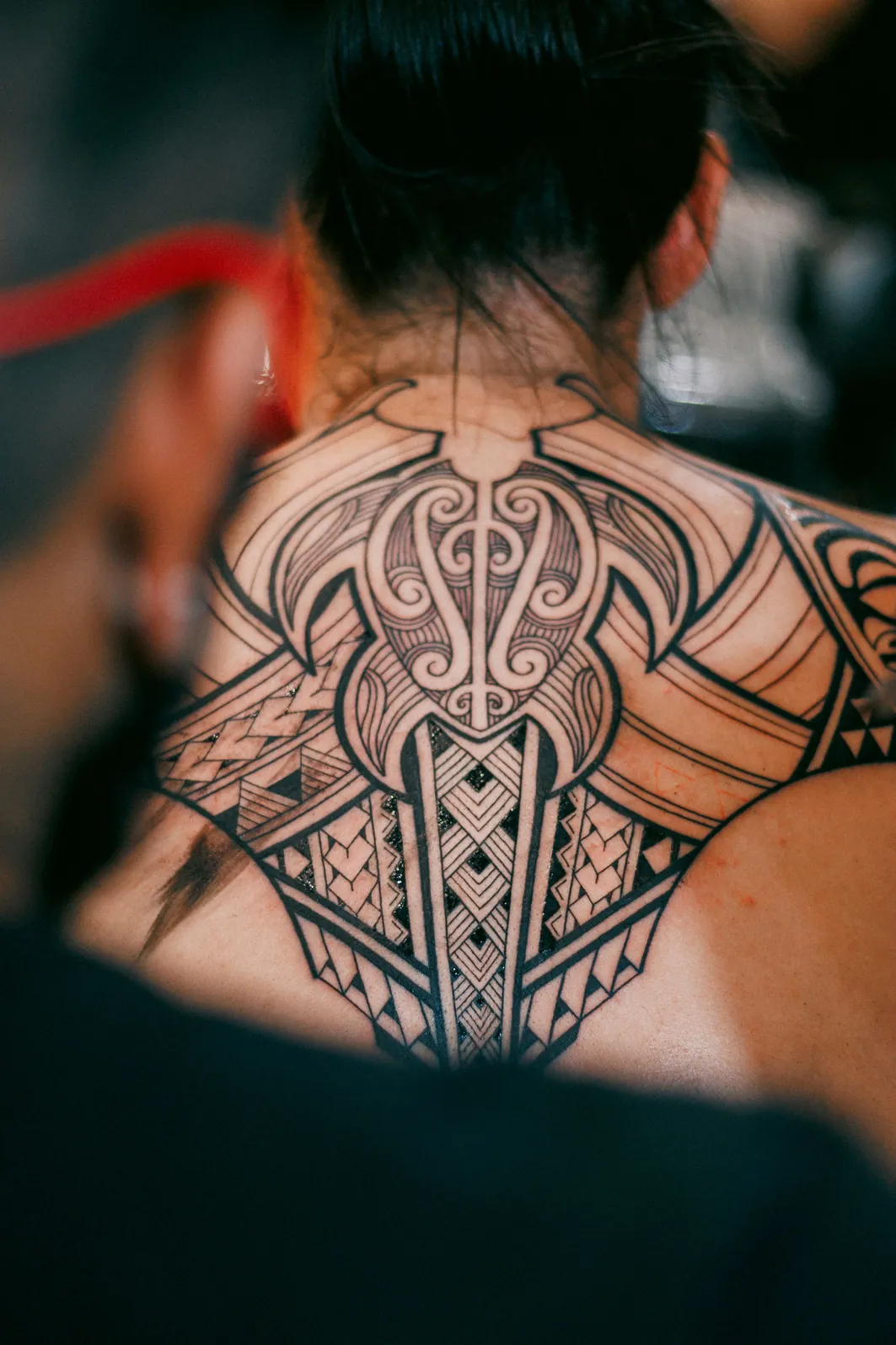 Tatuaj blackwork tribal pe tot spatele