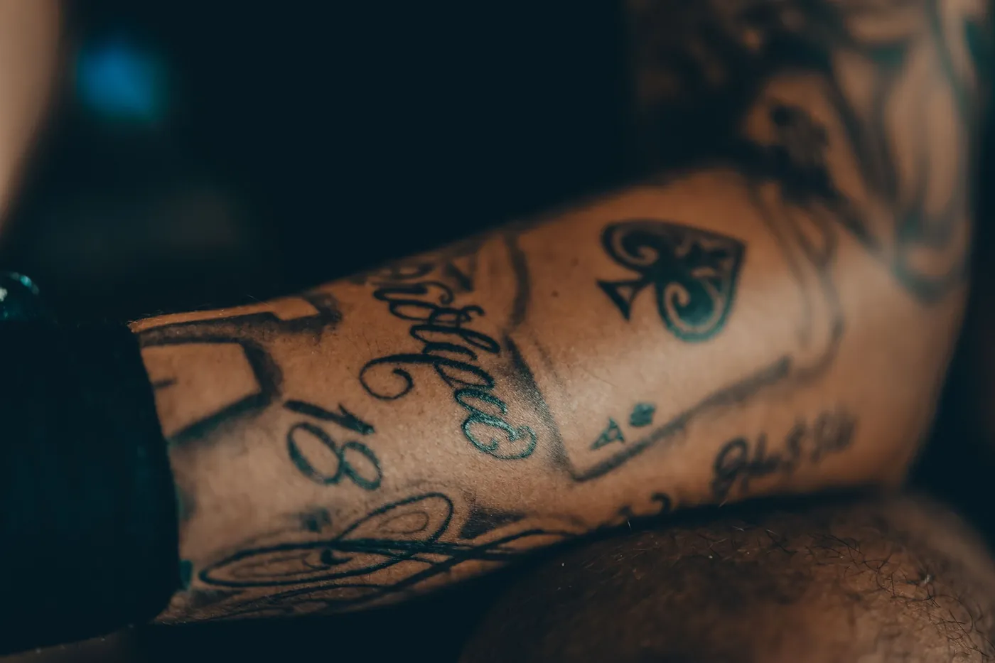 Lettering caligrafic tatuat pe antebraț