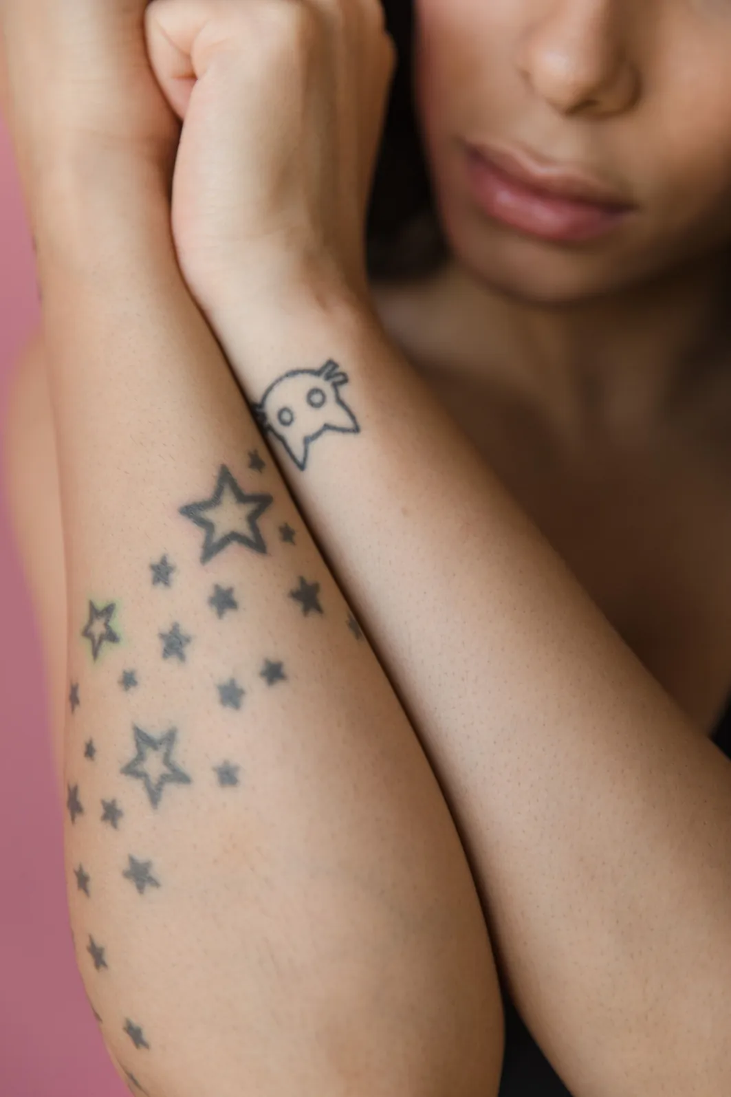 Stele mici tatuate pe antebraț