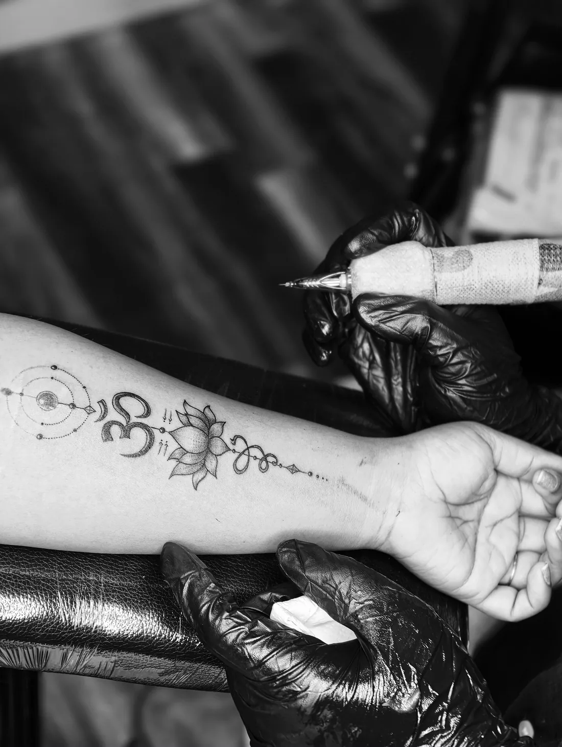 Ornament simetric tatuat pe interiorul antebrațului